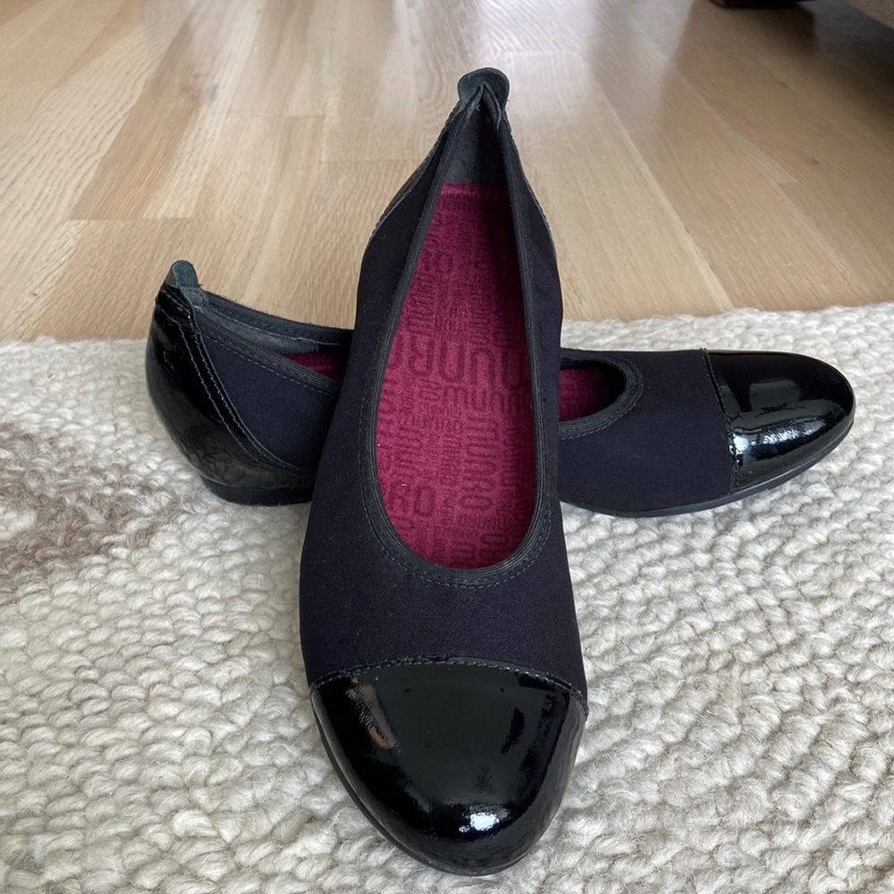 Munro Henlee Stretch Fabric Flat